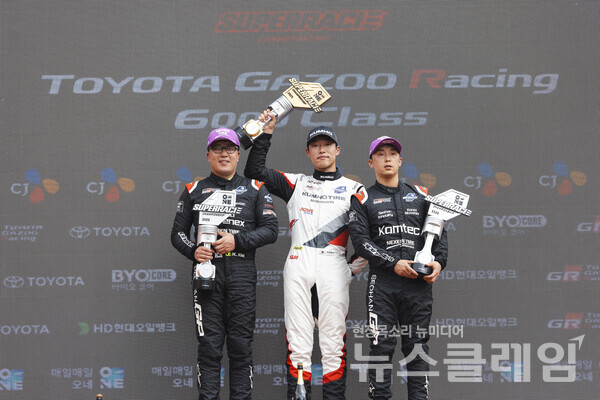 지난 7일 강원도 인제 스피디움에서 열린 ‘2025 오네 슈퍼레이스 챔피언십’ 토요타 가주 레이싱 6000클래스 6라운드에서 금호타이어 후원 ‘금호 SL 모터스포츠팀’ 노동기 선수가 1위를 차지했다. (사진 가운데)2위 김중근 선수(서한 GP 소속, 사진 왼쪽), 3위 정의철 선수(서한 GP 소속, 사진 오른쪽). 금호타이어 제공