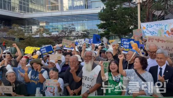 11일 오후 새만금신공항백지화공동행동이 서울행정법원 앞에서 기자회견을 열고 법원 판결을 환영했다. 사진=새만금신공항백지화공동행동