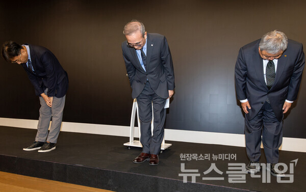 KT 김영섭 사장을 비롯한 임직원들이 11일 오후 서울 종로구 KT 광화문빌딩 웨스트 사옥에서 최근 발생한 소액결제 피해와 관련해 고개를 숙였다. 사진=KT