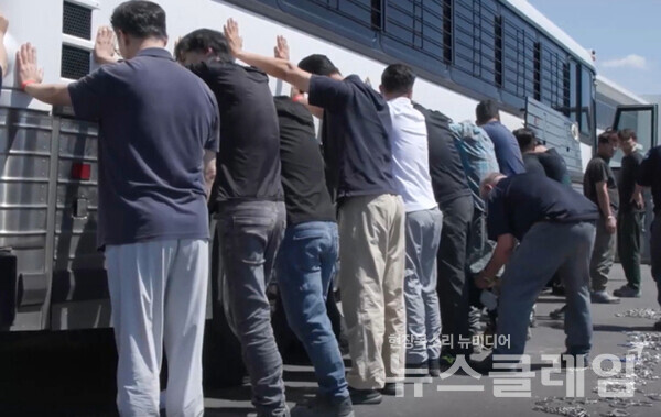 미국 이민 단속 당국이 홈페이지를 통해 지난 4일(현지시간) 조지아주 현대차그룹-LG에너지솔루션의 합작 배터리 공장 건설현장에서 벌인 불법체류·고용 단속 현장 영상을 홈페이지를 통해 공개했다. 사진=ICE 홈페이지 영상 캡쳐