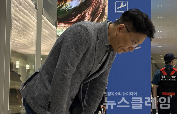 김동명 LG에너지솔루션 대표가 12일 구금됐던 근로자 300여명과 함께 대한항공 전세기를 타고 입국한 후 발언하고 있다. 사진= LG에너지솔루션