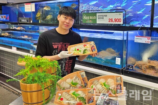 롯데마트 제타플렉스 잠실점 수산매장에서 찰광어회를 홍보하고 있는 조성연 롯데마트·슈퍼 수산팀 MD(상품기획자). 롯데쇼핑 제공