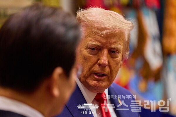 미국의 관세 인하를 얻기 위해 한국과 일본이 막대한 대미 현금 투자 요구에 직면하며 경제적 부담 논란이 커지고 있다. 사진=대통령실