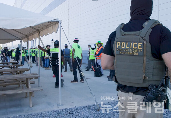 미국 ICE 추방 문서 서명 과정에서 한국 외교당국의 소극적 대응이 ‘굴욕 외교’ 논란을 불러왔다. 사진=ICE 홈페이지 영상 갈무리
