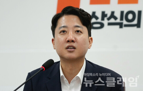 성추행 의혹을 전면 부인한 김보협 전 대변인과 신중한 입장을 밝힌 이준석 개혁신당 대표의 대응이 대조를 이루고 있다. 사진=개혁신당