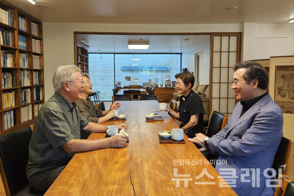 문재인 전 대통령 부부와 이낙연 상임고문 부부가 함께 차를 마시는 모습이 공개되자, 각 진영의 의미 해석과 논쟁이 거세지고 있다. 사진=이낙연 페이스북