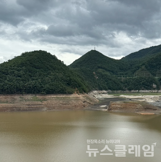 극심한 가뭄 속 강릉 시민의 식수원인 오봉저수지 바닥이 드러난 채 저수율이 좀처럼 오르지 않고 있다. 뉴스클레임DB
