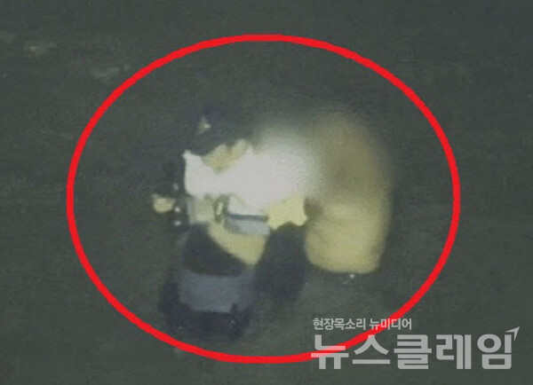 갯벌 구조 임무 중 순직한 이재석 경사 사건이 해경의 은폐 논란과 지휘부 사퇴로 번지고 있다. 이재석 경사가 지난 11일 오전 꽃섬 인근 갯벌에서 고립된 중국인에게 구명조끼를 벗어주고 있다. 사진=인천해양경찰서