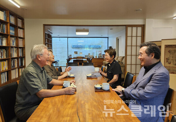 문재인 전 대통령과 밝게 웃는 모습의 사진을 공개한 이낙연 상임고문에 비난이 쏟아지고 있다. 사진=이낙연 페이스북