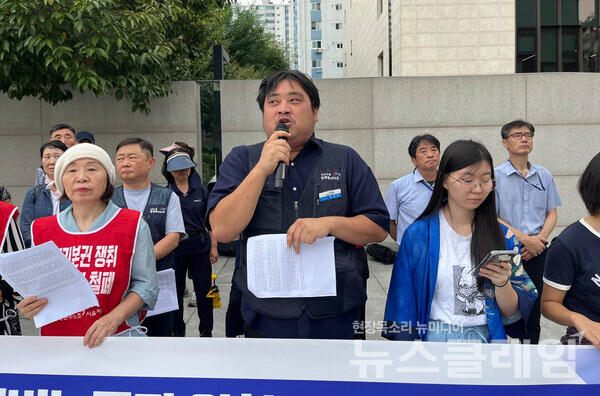 16일 오전 이화여대 정문 앞에서 개최된 '이승욱 교수 발언 철회, 청소경비노동자 원청교섭권 보장 촉구 기자회견'. 사진=공공운수노조