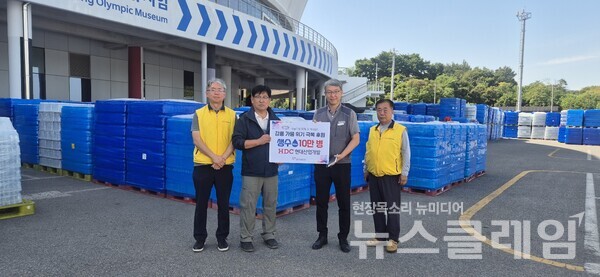 (사진 왼쪽 두 번째)김선정 강릉시자원봉사센터장, (왼쪽 세 번째)이창섭 HDC현대산업개발 강릉 오션시티 아이파크 소장. HDC현대산업개발 제공