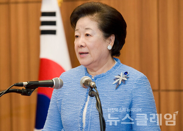 윤석열 전 대통령 부인인 김건희 여사와 권성동 국민의힘 의원 등에게 통일교단 현안 청탁을 위해 금품을 건넨 혐의를 받는 한학자 통일교 총재가 17일 오점 김건희 특검에 출석했다. 사진=통일교