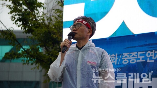 17일 오전 서울대병원 본관 시계탑 앞에서 진행된 '서울대병원분회 공동파업 출정식'. 사진=공공운수노조 의료연대본부 서울대병원분회