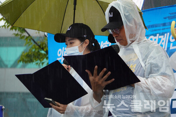 17일 오전 서울대병원 본관 시계탑 앞에서 진행된 '서울대병원분회 공동파업 출정식'. 사진=공공운수노조 의료연대본부 서울대병원분회