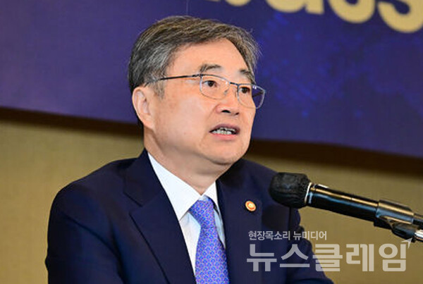 조현 외교부 장관이 한중 외교장관회담 참석을 위해 17일 베이징으로 출국했다. 사진=외교부