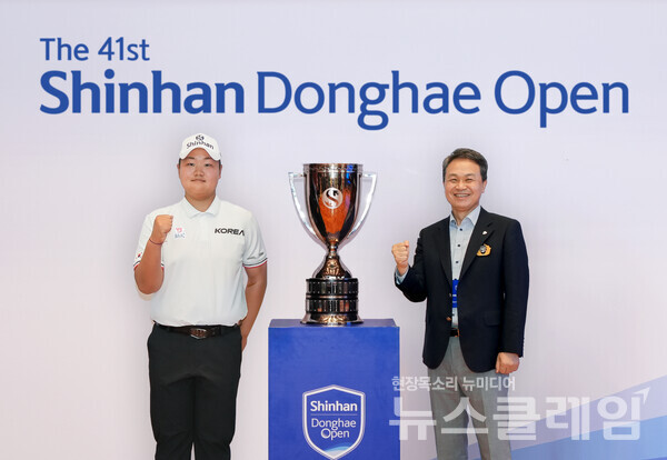 신한금융그룹(회장 진옥동)이 남자 아마추어 골프 최강자로 떠오른 국가대표 유민혁(서강고 2) 선수와 후원 계약을 체결했다. 지난 14일 후원협약을 체결하며 (사진 오른쪽)진옥동 신한금융그룹 회장과 유민혁 선수가 기념촬영을 하고 있다. 신한금융그룹 제공