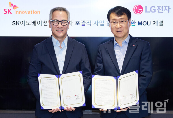 LG전자 ES사업본부장 이재성 부사장(사진 오른쪽)과 SK이노베이션 김무환 에너지솔루션 사업단장이 지난 17일 서울 종로구 SK서린빌딩에서 ‘AI 데이터센터 에너지-­냉각 통합 솔루션 공동개발 및 사업화’를 위한 업무협약(MOU)을 체결했다. SK이노베이션 제공