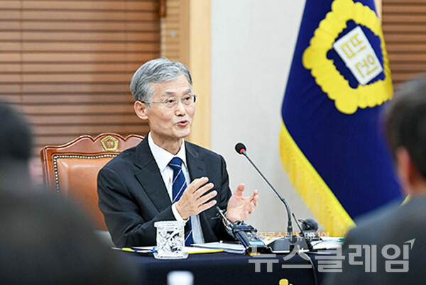 조희대 대법원장이 이재명 대통령 사건 파기환송을 9일 만에 결정해 사퇴 요구에 직면하고 있다. 사진=대법원