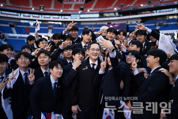 지난해 9월 15일 (현지시간) 프랑스 리옹 소재 그루파마스타디움에서 열린 국제기능올림픽 폐회식에 참석한 이재용 삼성전자 회장이 국가대표 선수단과 사진을 촬영하고 있다. 삼성 제공