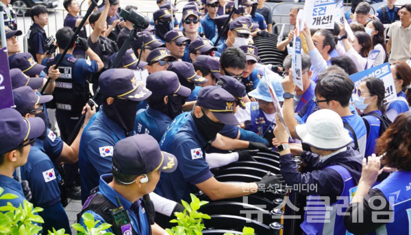 18일 오전 서울 용산 대통령실 앞에서 열린 공공운수노조 의료연대본부 기자회견. 사진=공공운수노조