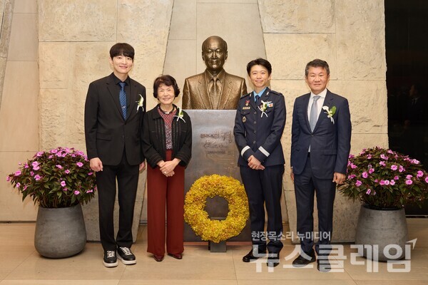 (왼쪽부터) 김병훈 대표, 故 정세영 HDC그룹(前 현대산업개발) 명예회장의 부인 박영자 여사, 정다정 소령, 정몽규 포니정재단 이사장. 포니정재단 제공