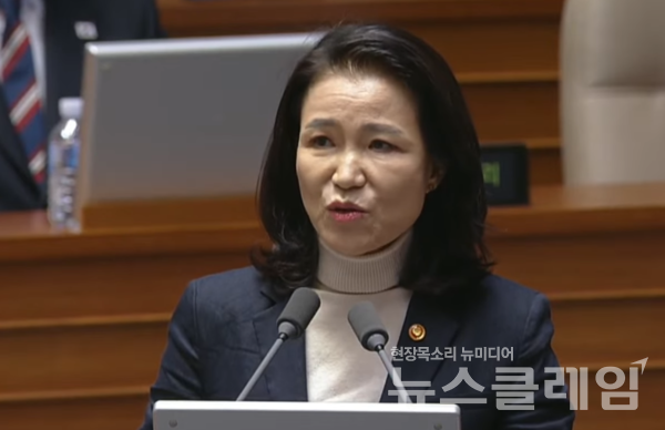 18일 이진숙 방송통신위원장이 교육·사회·문화 분야 대정부질문이 열린 국회 본회의장에서 국민의힘 나경원 의원의 질문에 답하고 있다. 사진=국회방송 갈무리