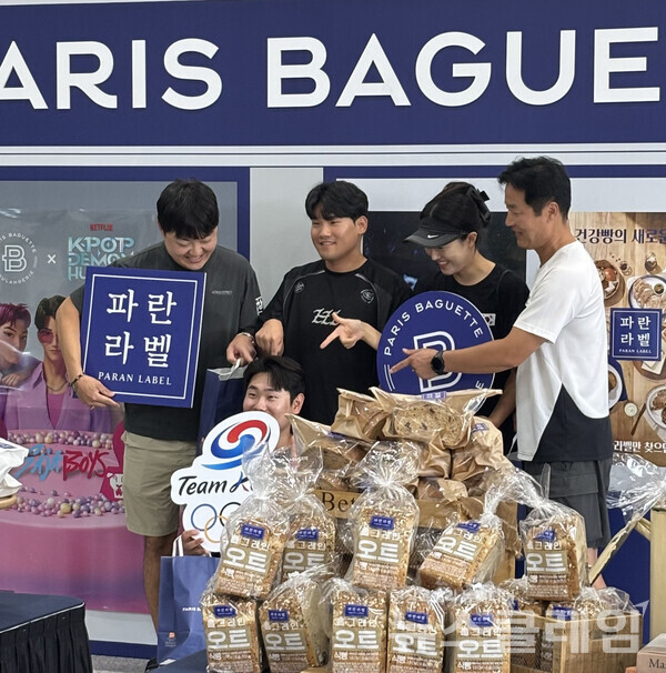 국가대표 선수단 및 코치진이 SPC(회장 허영인) 파리바게뜨 팝업에서 제품을 수령하고 기념촬영을 하고 있다. SPC 파리바게뜨 제공