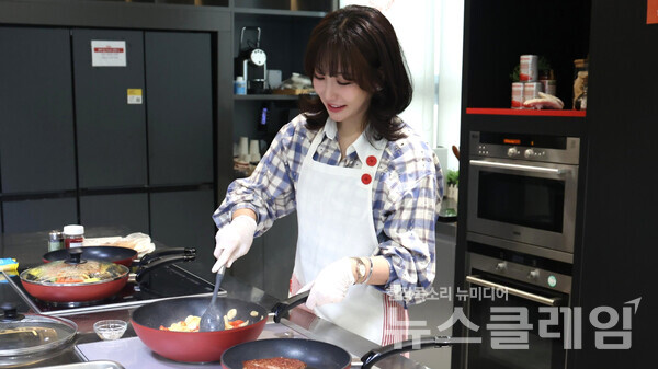 배우 이유리가 쿠킹클래스 현장에서 오일 파스타를 조리하고 있다. 롯데홈쇼핑 제공