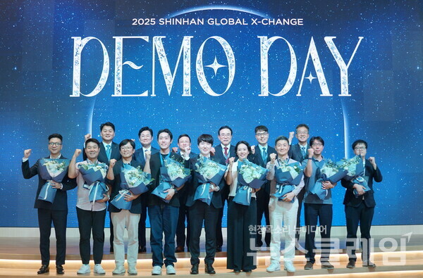 행사에 참석한 (뒷줄 왼쪽부터)강규원 신한은행 베트남법인장, 김동환 금융위원회 디지털금융정책관, 보민 투안 베트남 중앙은행 제2지부장, 조용병 은행연합회장, 김건 한국핀테크지원센터 이사장, 고석헌 신한지주 부사장 및 스타트업 관계자들이 기념촬영을 하고 있다. 신한금융그룹 제공