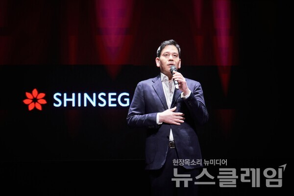 정용진 신세계그룹 회장이 '신세계 남산'에서 열린 신입사원 수료식에 참석해 질의 응답을 하고 있다. 신세계그룹 제공