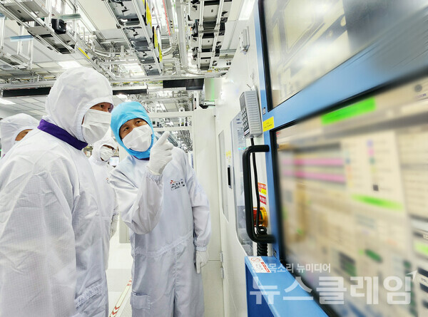 최태원 SK그룹 회장(왼쪽)이 5일 SK하이닉스 주요 경영진과 함께 SK하이닉스 이천캠퍼스 HBM 생산현장을 점검하고 있다. SK그룹 제공