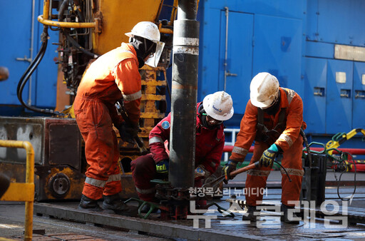 대규모 예산을 날리고도 최고 성과급을 챙긴 한국석유공사 동해탐사팀의 모순이 드러났다. 사진=석유공사