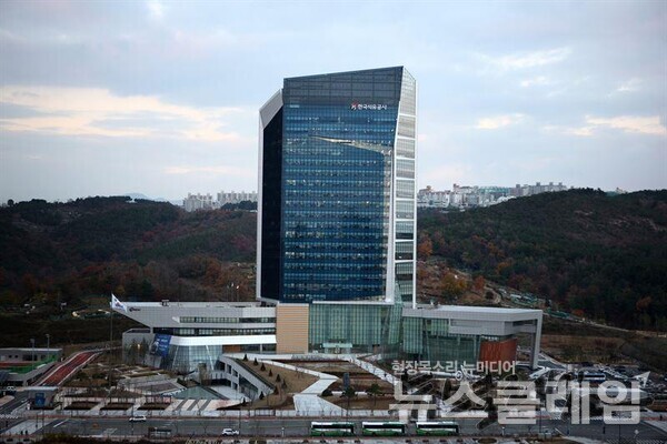 한국석유공사가 막대한 부채와 적자 속에서도 성과급을 지급해 논란이 되고 있다. 사진=한국석유공사