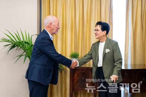 CJ그룹 이재현회장이 영국 런던에서 스포츠 마케팅 전문가 마이클 페인 대표를 만나 악수를 나누고 있다. CJ그룹 제공