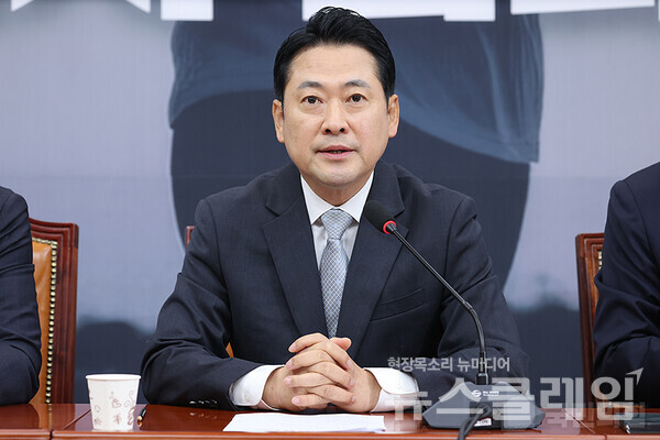 윤석열 호위무사로 불린 장동혁 국민의힘 대표를 둘러싼 조롱과 비판이 정치권에 확산되고 있다. 사진=국민의힘