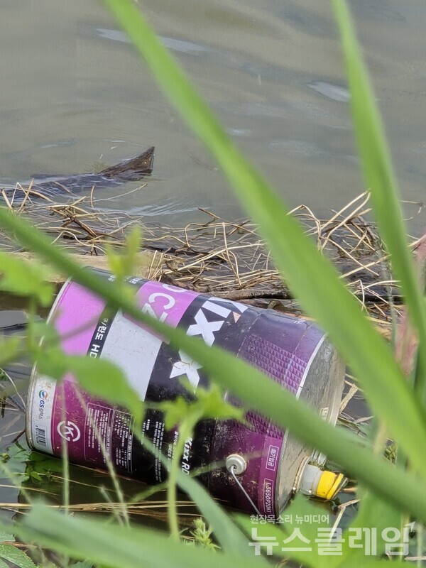 23일 한강변에 무단으로 버려진 GS칼텍스 오일통이 심각한 환경 오염을 보여주고 있다. 사진=김승후 기자