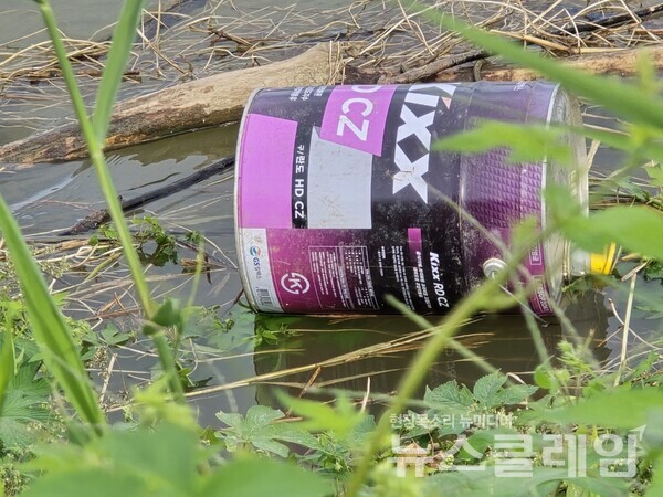 23일 한강변에 무단으로 버려진 GS칼텍스 오일통이 심각한 환경 오염을 보여주고 있다. 사진=김승후 기자