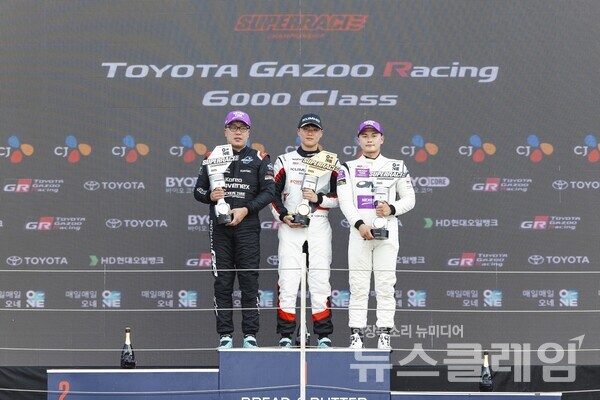 지난 21일 전남 영암군 코리아인터내셔널서킷(KIC)에서 열린 ‘2025 오네 슈퍼레이스 챔피언십’ 토요타 가주 레이싱 6000클래스 7라운드에서 금호타이어가 후원하는 ‘금호 SL 모터스포츠팀’ 이창욱 선수가 1위를 차지했다. 금호타이어 제공
