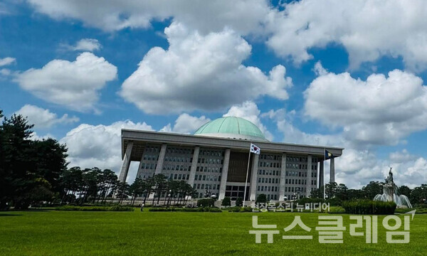 증인과 의원이 고성만 주고받는 청문회가 정치 쇼로 전락했다. 뉴스클레임DB