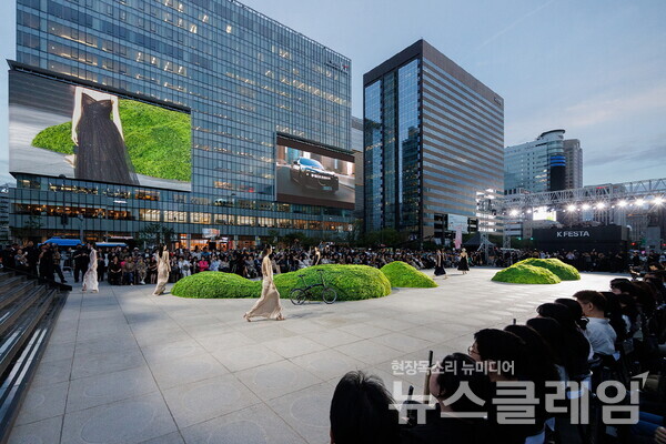 BMW 코리아(대표 한상윤)가 공식 파트너로 참여한 미스지콜렉션 ‘2026 S/S 컬렉션’ 패션쇼가 성공적으로 막을 내렸다. BMW 코리아 제공