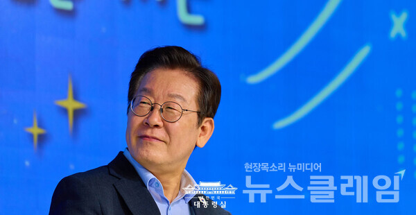 이재명 대통령의 “여자가 여자를 미워하는 건 이해한다”라는 발언이 논란이 되고 있다. 뉴스클레임DB