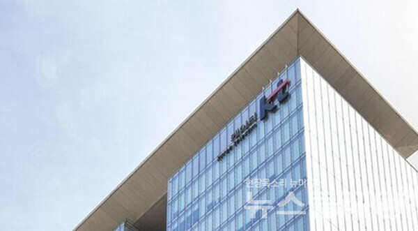 24일 KT 해킹 사태를 둘러싼 국회 청문회가 열리는 가운데, KT새노조가 '허위 해명과 은폐, 무책임한 경영'을 비판하며 김영섭 사장 사퇴를 촉구했다. 사진=KT