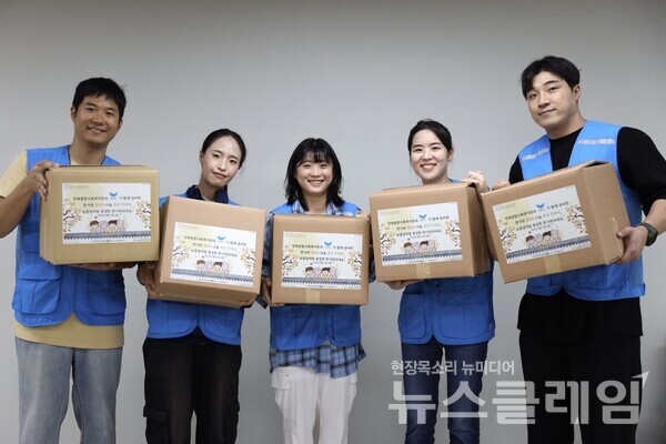 지난 23일 서울 양재동 양재종합사회복지관에서 SPC그룹(회장 허영인) 임직원들이 취약계층에 전달할 식품 꾸러미를 만드는 추석맞이 봉사활동을 마치고 기념촬영을 하고 있다. SPC그룹 제공