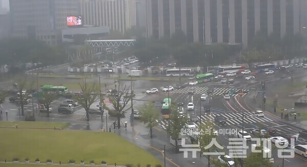 많은 비가 내리고 있는 24일 오후 서울 종로구 광화문광장 인근에서 우산을 쓴 시민들이 발걸음을 옮기고 있다. 사진=강민기 기자