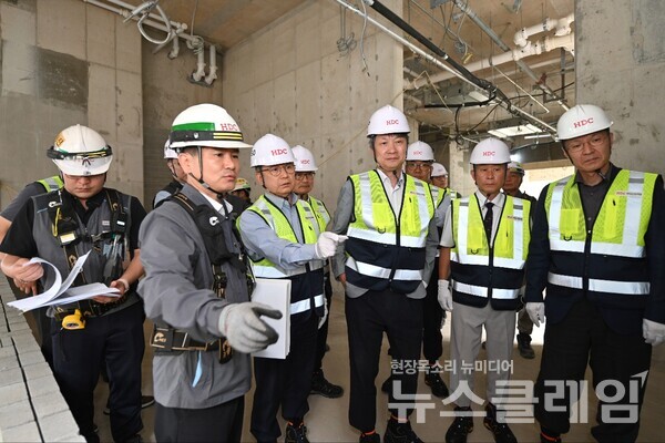 HDC현대산업개발은 23일 광주 센테니얼 아이파크 현장에서 시공혁신단 주관의 산학연 연합자문을 진행했다. (사진 앞줄 기준 오른쪽부터)박홍근 HDC현대산업개발 시공혁신단장(서울대학교 교수), 김영민 한국건축구조기술사회장, 홍건호 한국콘크리트학회장, 조태제 HDC현대산업개발 대표이사(CSO), 정한효 광주 센테니얼 아이파크 현장소장. HDC현대산업개발 제공