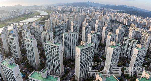 33주째 이어진 상승세 속에 서울 비강남권 아파트값이 신흥 급등지로 부상하며 시장 혼란을 증폭시키고 있다. 뉴스클레임DB