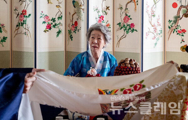 배우 윤여정이 부산국제영화제에서 "세일즈맨 역할은 못 한다”고 영화 홍보를 거절한 것과 관련해 갑론을박이 일고 있다. 사진=유니버설 픽쳐스