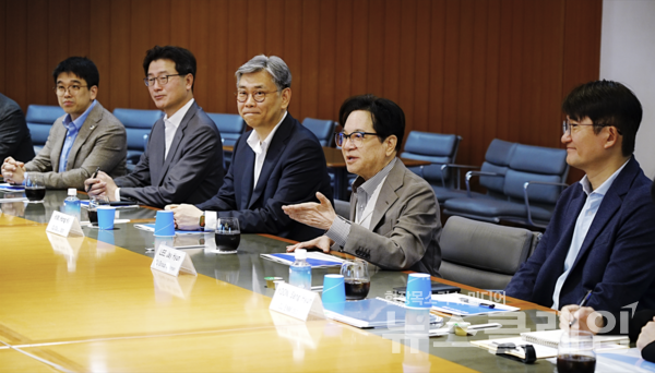 CJ그룹 이재현 회장(오른쪽에서 두 번째)이 일본 현지 관계자들과 간담회를 진행하고 있다. CJ그룹 제공