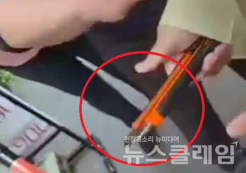 광진구 단속 과정에서 공무원이 커터칼을 손에 쥔 채 노점상인들과 대치했다. 사진=전국민중행동  