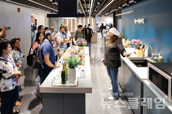 삼성전자(대표이사 전영현)가 최신 'AI 홈' 경험을 인도 시장에 선보이며 AI 홈 리더십 강화에 나섰다. 삼성전자 제공 